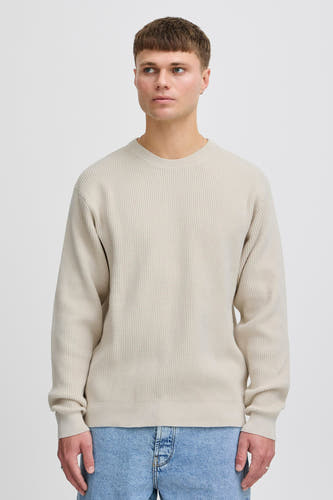 Pull écru avec col rond de SOLID, à structure à carreaux et associé à un jean bleu.