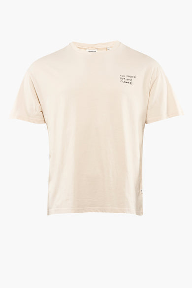 T-shirt à manches courtes écru de SOLID avec petit texte noir sur la poitrine, design minimaliste, vue de face
