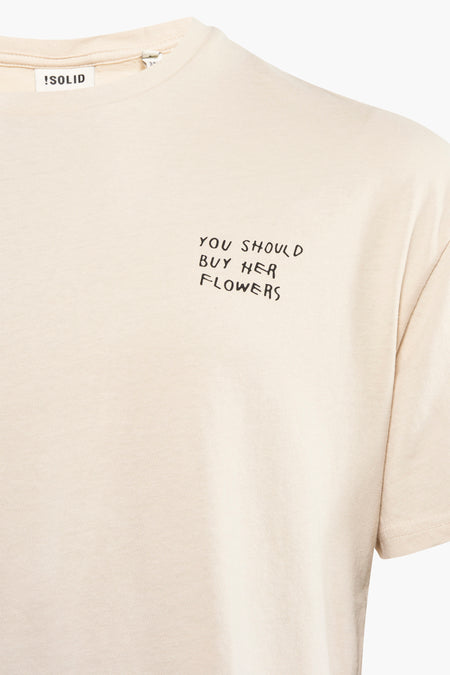 T-shirt à manches courtes écru de SOLID avec texte manuscrit noir sur la poitrine, gros plan avant