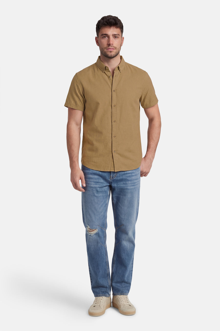 Kaki hemd met korte mouwen van SOLID, gedragen met blauwe jeans en beige sneakers.