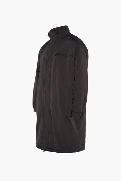 Zwarte lange jas van SOLID met een opstaande kraag en een ritssluiting.
