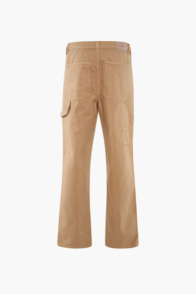 Beige broek van SOLID, gezien van achteren met opgestikte zakken en gereedschapszak aan de zijkant.
