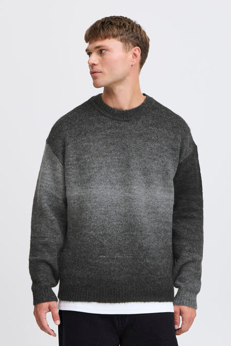 Grijze trui met ronde hals van SOLID, met een kleurverloop en gedragen over een wit shirt.
