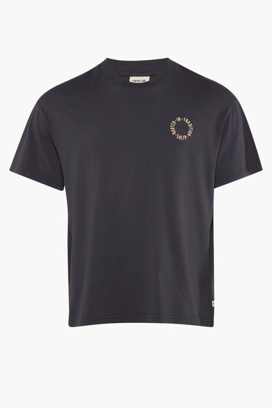 T-shirt noir à manches courtes de SOLID, avec col rond et une impression ronde sur la poitrine.