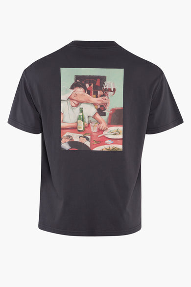 Zwart T-shirt met korte mouwen van SOLID, met een print van een diner scène op de rug.

