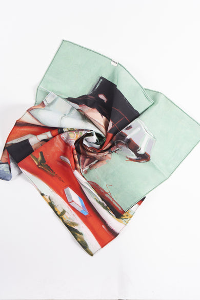 Multicolor zomersjaal van SOLID met een abstracte print van groene, rode en zwarte kleuren.
