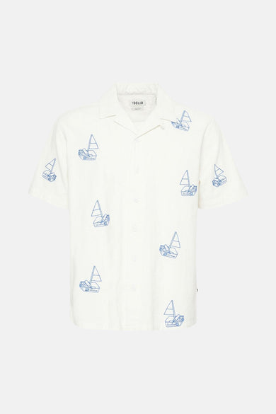 Chemise blanche à manches courtes de SOLID, avec un motif de boot bleu.