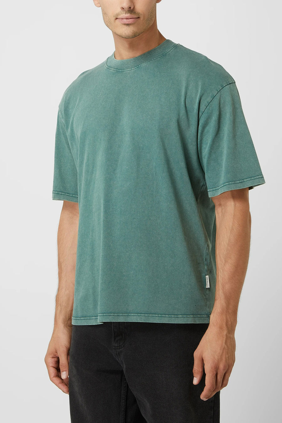 Groen T-shirt van REDEFINED REBEL, met korte mouwen en een vintage gewassen textuur.