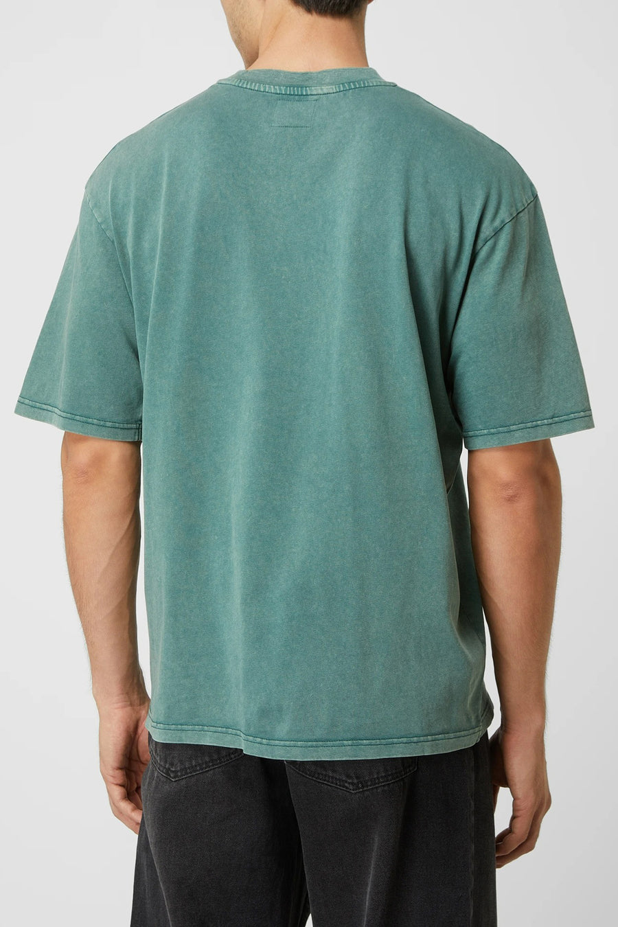 Groen T-shirt van REDEFINED REBEL, gezien van achteren, met korte mouwen en een relaxte pasvorm.
