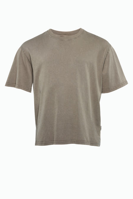 T-shirt marron de REDEFINED REBEL, gros plan du épaule et manche courte avec texture.