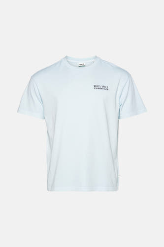 T-shirt bleu clair à manches courtes de SOLID, avec un petit imprimé texte sur la poitrine.