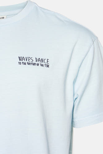 T-shirt bleu à manches courtes de SOLID, avec un petit imprimé texte la poitrine.