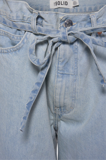 Lichtblauwe denim wide jeans van SOLID, met taillebanddetail en losse knoopsluiting.
