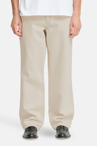 Wijde off-white denim jeans van SOLID, met rechte pijpen en gedragen met zwarte schoenen.
