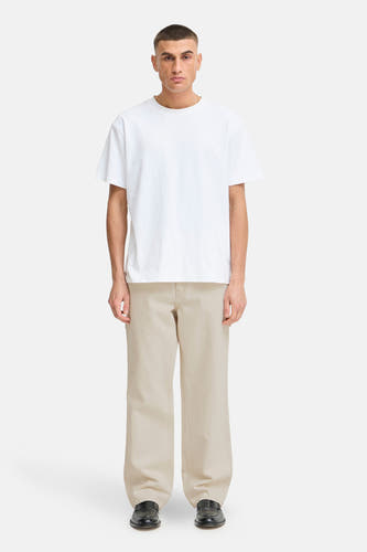Wijde off-white denim jeans van SOLID, met wijde pijpen en zwarte schoenen.
