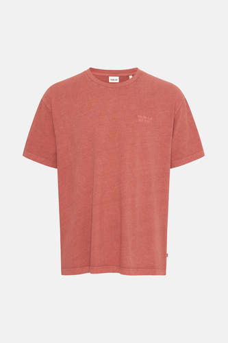 Rood T-shirt met korte mouwen van SOLID, met een effen kleur en subtiele tekstprint op de borst.