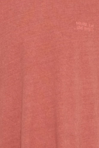 Rood T-shirt met korte mouwen van SOLID, met kleine tekstprint.
