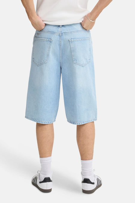 Short en jean bleu clair de SOLID, coupe décontractée, avec poches arrière visibles, vues de dos.
