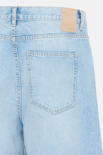 Lichtblauwe denim shorts met een achterzak en een leren label met de tekst "!SOLID".