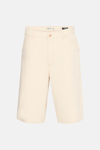 Short en jean écru de SOLID, vu de dos avec poches plaquées et détail workwear sur le côté.