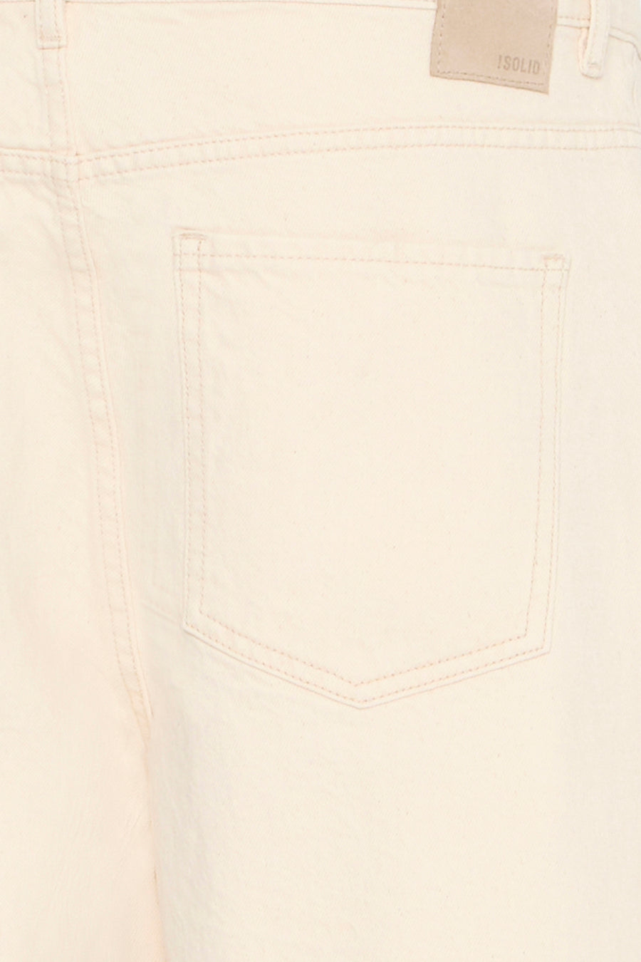 Short en jean écru de SOLID avec poche arrière et écusson de marque en cuir.