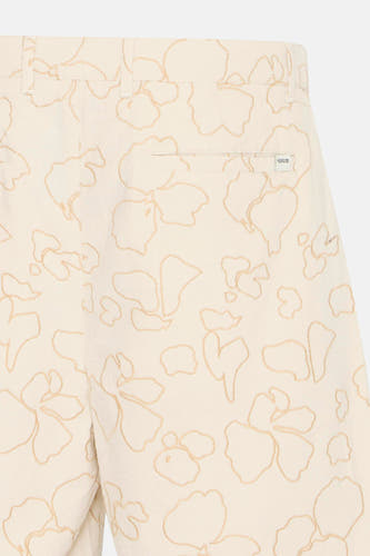 Beige short van SOLID met een bloemenpatroon en een achterzak, close-up.
