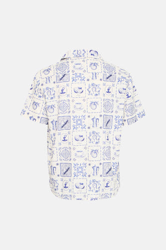 Chemise bleue à manches courtes de SOLID, avec un motif carrelé de café, de fruits et de visages.