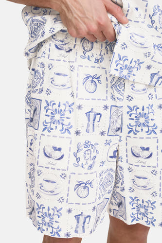 Chemise bleue à manches courtes de SOLID, avec un motif bleu céramique d'agumes et de cafetières.