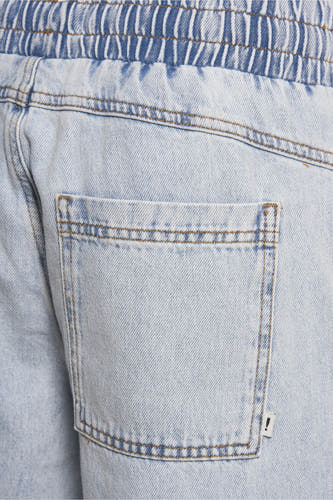 Lichtblauwe denim jeans van SOLID met elastische tailleband en achterzak met logolabel.