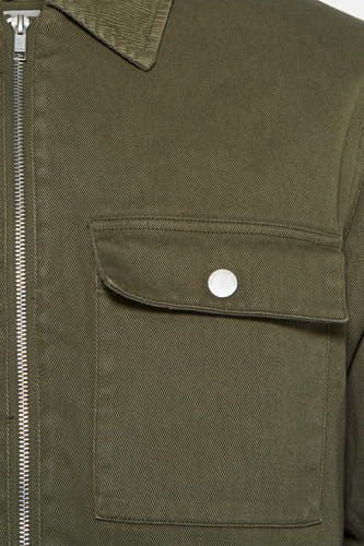 Groene korte jas van SOLID met zilverkleurige ritssluiting en borstzak met knoopsluiting.