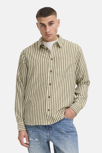 Chemise écru à manches longues de SOLID, avec des rayures verticales et une fermeture à boutons, associée à des jeans et des chaussures.