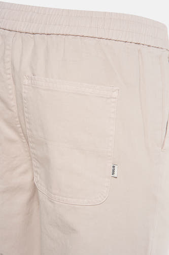 Pantalon écru de SOLID avec une poche arrière et un étiquette de marque.