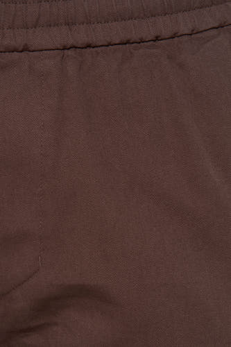 Bruine broek van SOLID, met een elastische tailleband en subtiele diagonaal geweven textuur.
