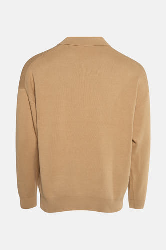 Beige trui van SOLID, rugzijde met lange mouwen en klassieke kraag.
