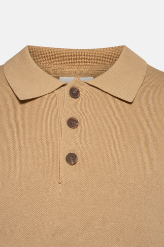 Beige trui van SOLID, met kraag en knoopsluiting in bruintinten.
