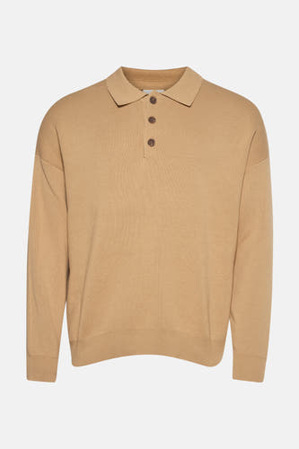 Beige trui van SOLID met lange mouwen en een polokraag met houten knopen.
