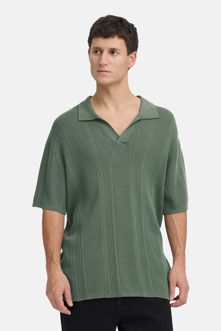 Groene trui van SOLID, met korte mouwen en een polokraag, in een fijn breisel.
