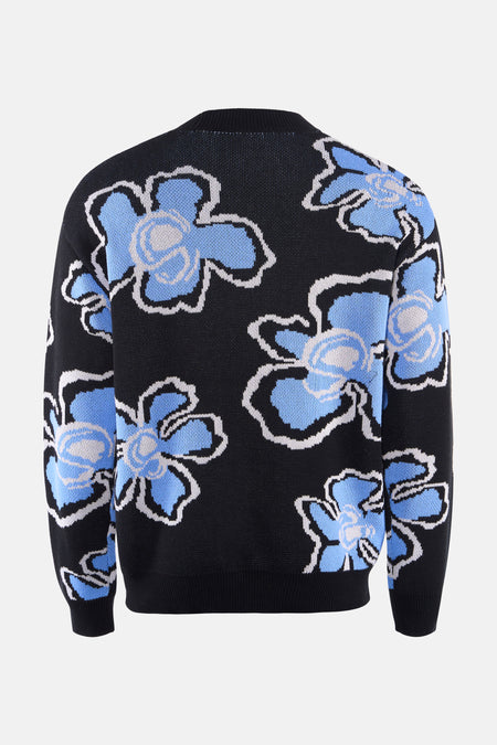Zwarte trui met ronde hals van SOLID, met blauwe bloemenprint en witte contouren.
