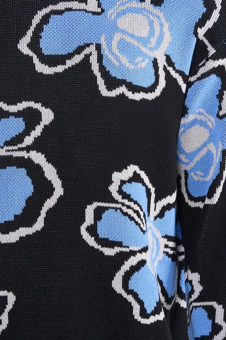 Zwarte trui met ronde hals van SOLID, met een bloemenpatroon in blauw en wit.
