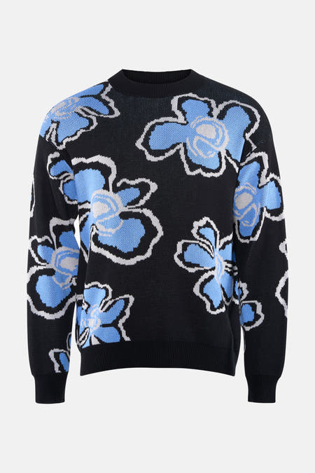 Zwarte trui met ronde hals van SOLID, met blauwe bloemenprint en witte accenten.
