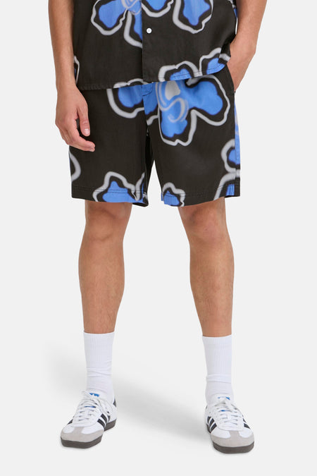 Multikleurige short van SOLID met een bloemenpatroon, gedragen met witte sokken en sneakers.