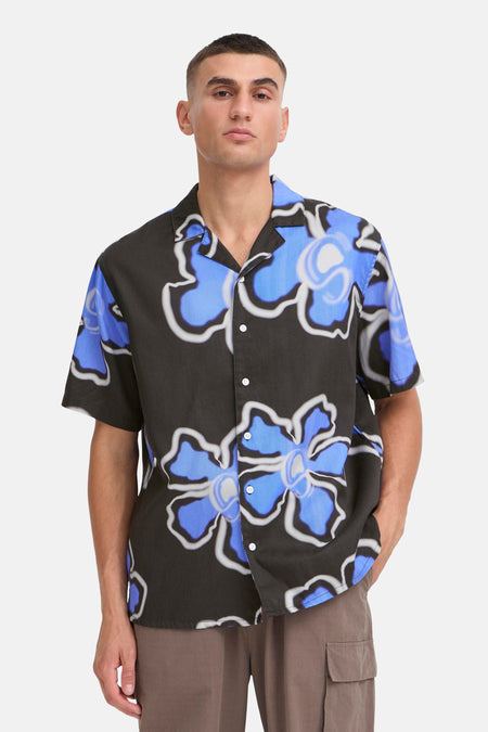 Multikleurig hemd van SOLID, met een opvallend bloemenmotief in blauw en zwart.
