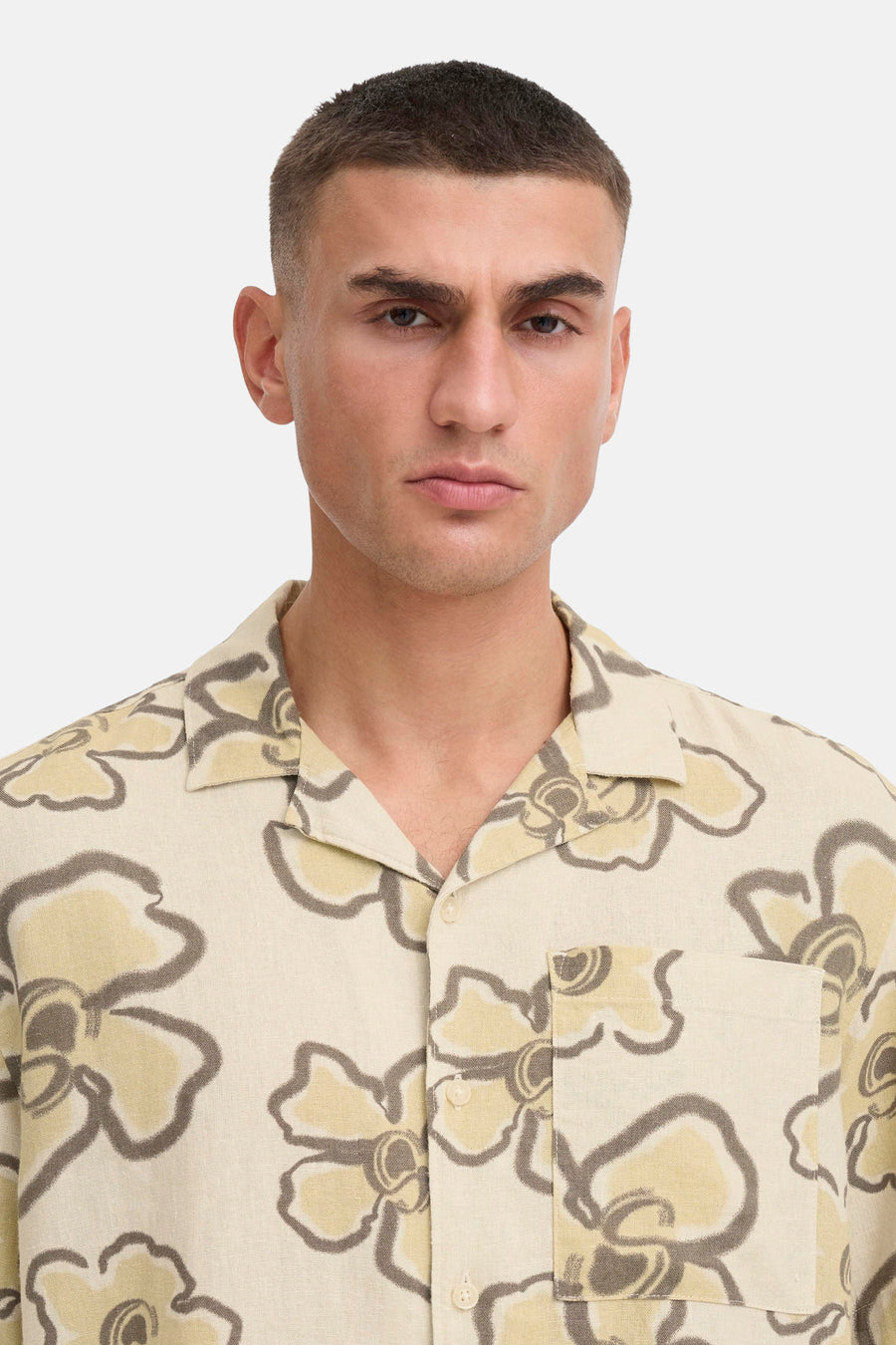 Chemise beige de SOLID avec imprimé fleuri et manches courtes, avec un col ouvert et une poche poitrine.