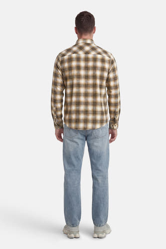 Chemise multicolore à manches longues de SOLID, à motif à carreaux et portée avec un jean et des baskets.