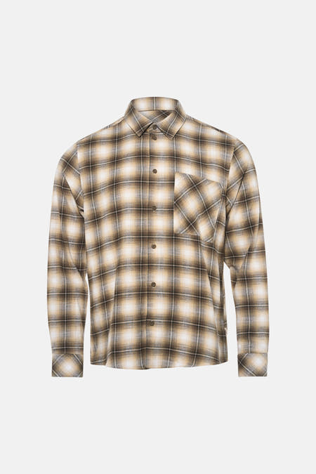 Chemise multicolore à manches longues de SOLID, à motif à carreaux et portée avec un jean et des baskets.