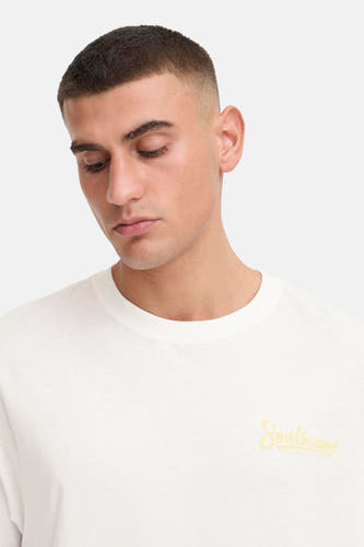 T-shirt blanc à manches courtes de SOLID, avec une lettre 'Soulscape' jaune sur l'avant.