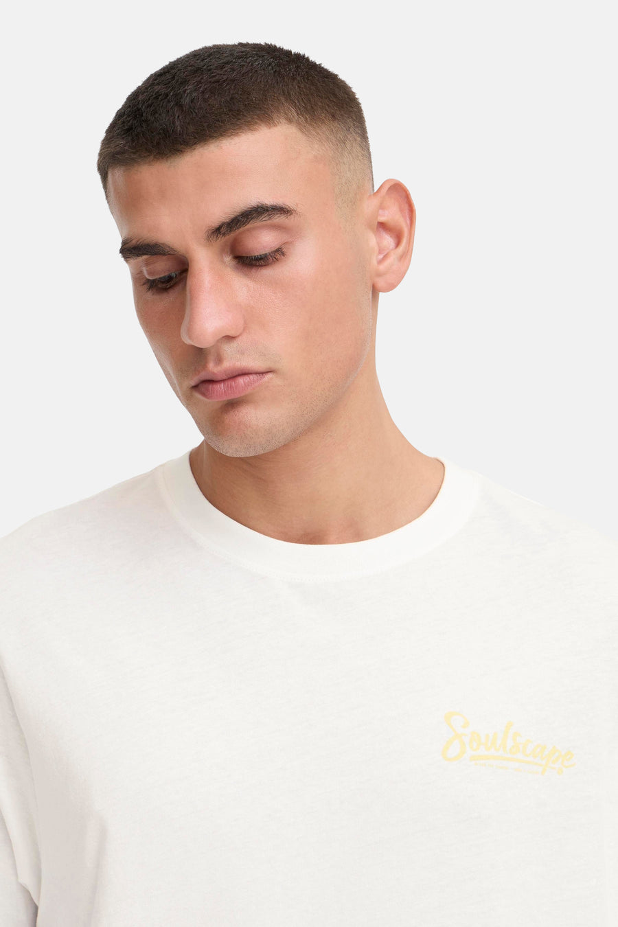 T-shirt blanc à manches courtes de SOLID, avec une lettre 'Soulscape' jaune sur l'avant.