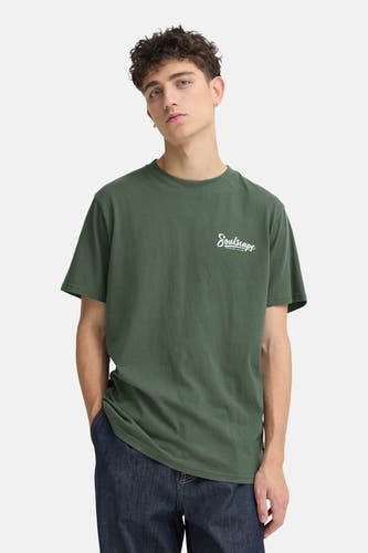 Groen T-shirt met korte mouwen van SOLID, met een "Soulscape"-logo aan de linkerkant.