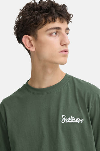 Groen T-shirt met korte mouwen van SOLID, met witte "Soulscape" tekst op de borst.

