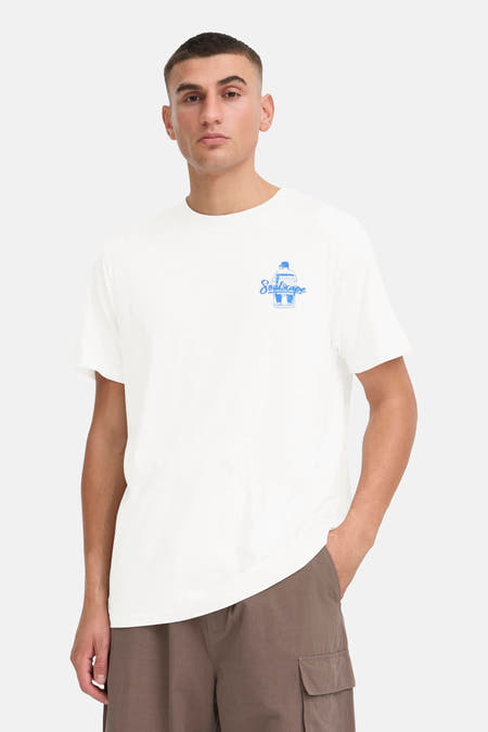 Wit T-shirt met korte mouwen van SOLID, met blauwe "Soulscape" print op de borst, gedragen met bruine cargo broek.
